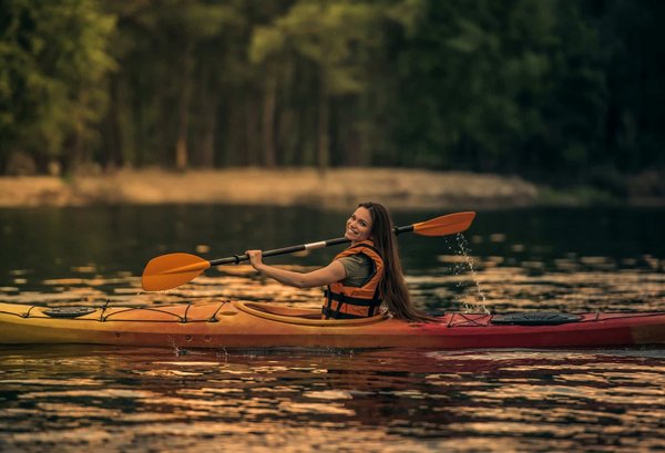 Sport aquatique : les meilleurs conseils pour trouver un kayak adapté